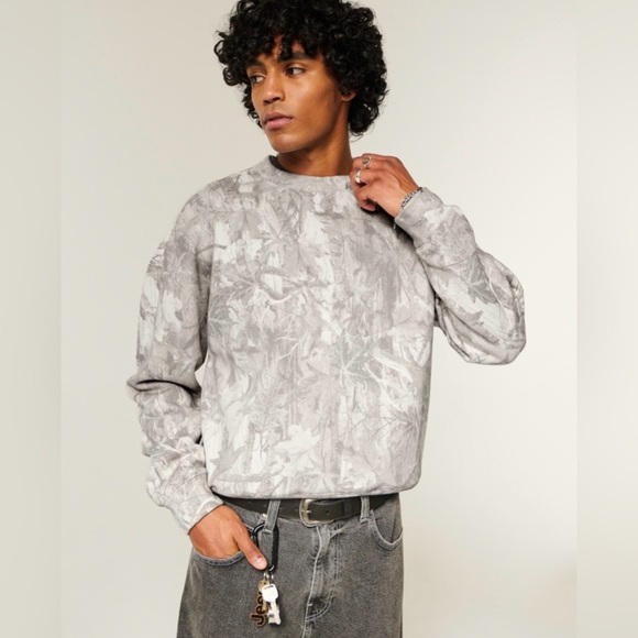 Hollister Boxy Camo Crew Sweatshirt - Picture 2 of 9